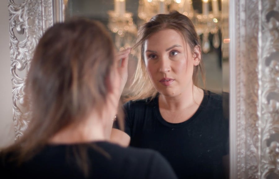 Emily-no-topper-looking-in-mirror